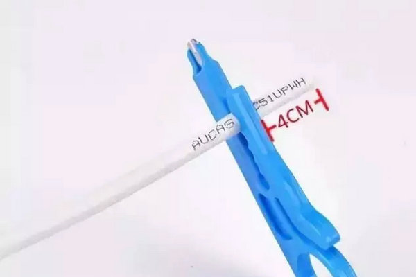網(wǎng)線放入剝線刀口，預(yù)留40MM長度
