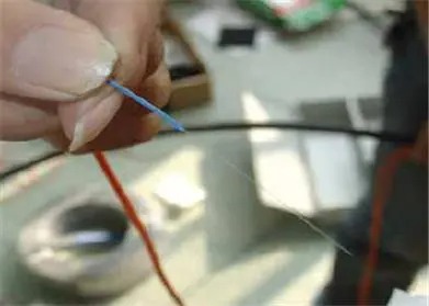 剝好的尾纖內(nèi)絕緣層與外保護層